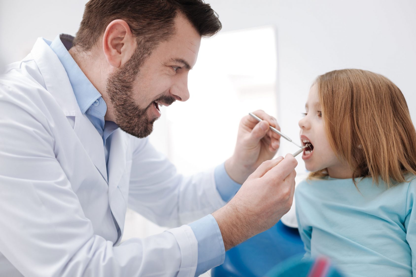 Junger Zahnarzt mit Patient DZMB