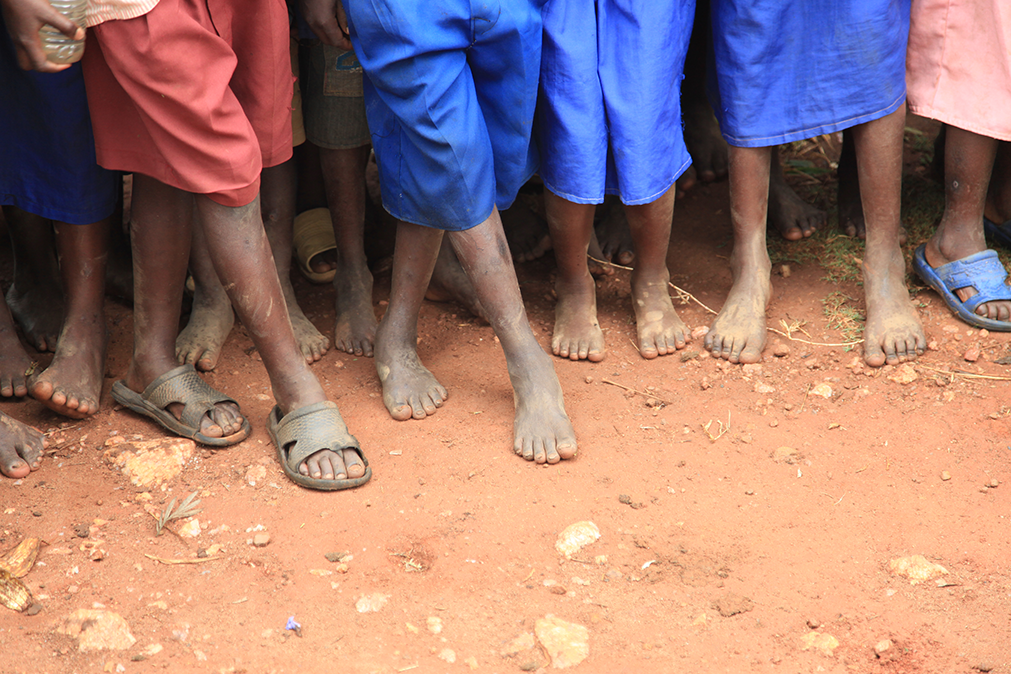 Kinderfüße ohne Schuhe in Afrika