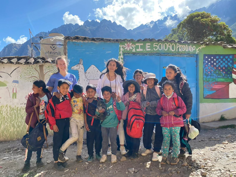Zahnärztinnen mit Kindern in Peru