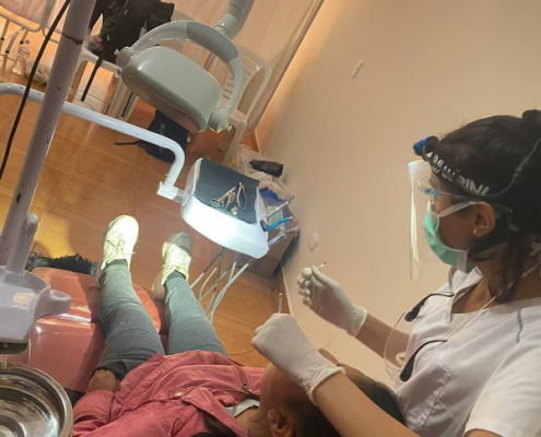 Zahnärztin behandelt einen Patienten in Urubamba